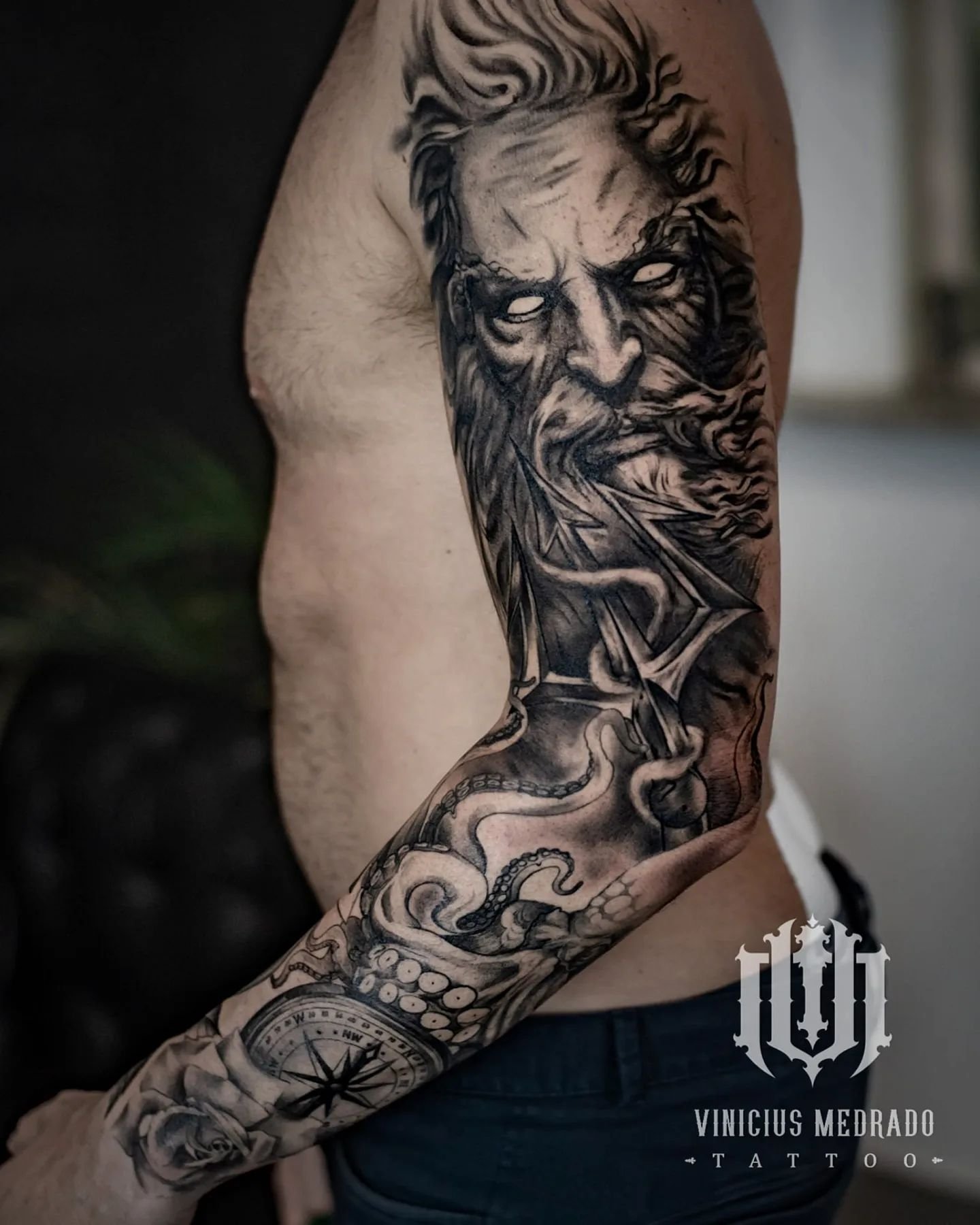 Tatuagem Realista Preto e Cinza de Figura Mitológica com Tentáculos e Tridente na Manga Completa
